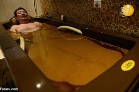 درمان پسوریازیس با حمام کردن در نفت خام در شهر کوچک نفتالان