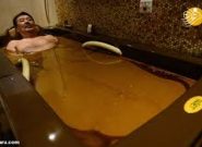 درمان پسوریازیس با حمام کردن در نفت خام در شهر کوچک نفتالان